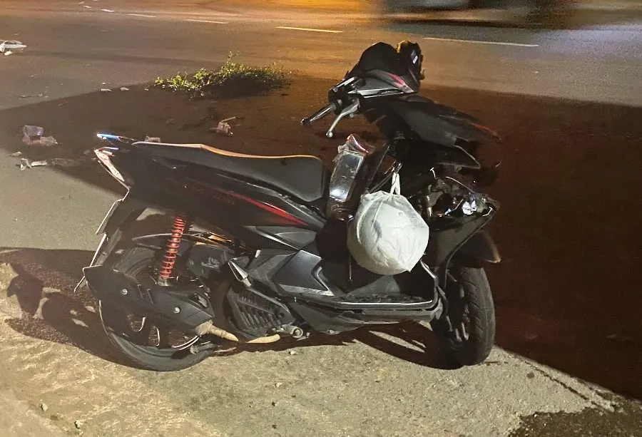 Xe máy biến dạng sau khi tông vào đuôi xe container. Ảnh: H.H