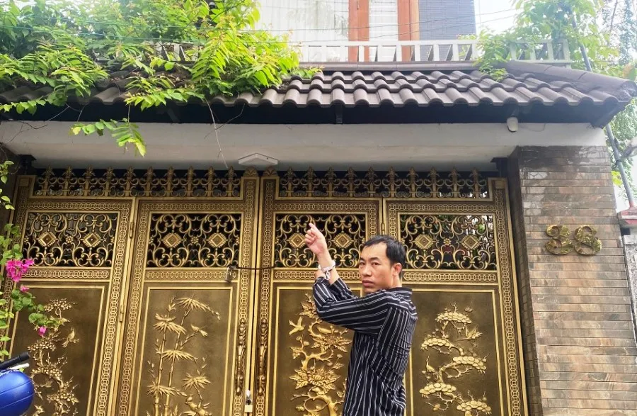 Nghi phạm Nguyễn Văn Long thực nghiệm lại hiện trường. Ảnh: H.H Nghi phạm Nguyễn Văn Long thực nghiệm lại hiện trường. Ảnh: H.H