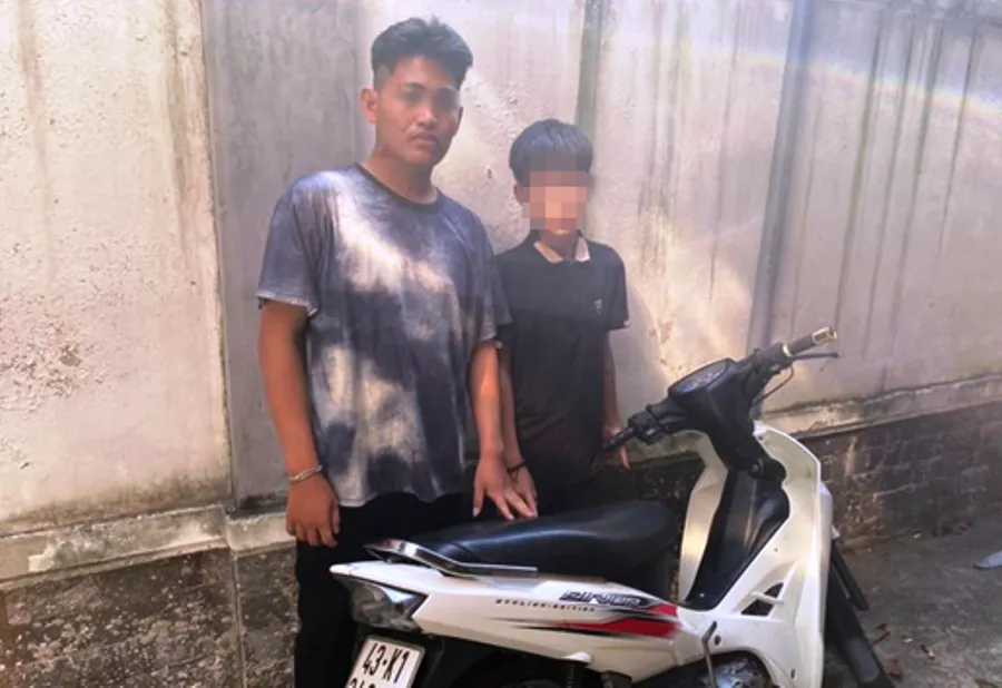 Hai nghi phạm trộm xe cùng xe máy tang vật. Ảnh: H.H Hai nghi phạm trộm xe cùng xe máy tang vật. Ảnh: H.H