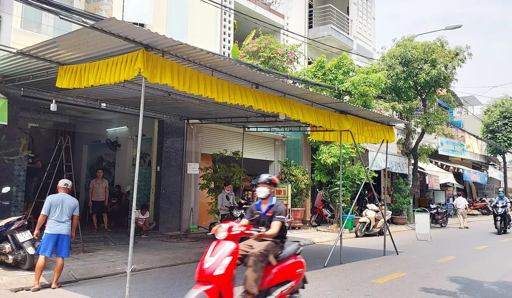 Người thân, hàng xóm chuẩn bị lo hậu sự cho gia đình nạn nhân xấu số. Ảnh: HẢI HIẾU