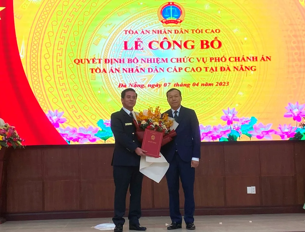 Ông Nguyễn Trí Tuệ, Phó chánh án Thường trực TAND Tối cao (phải) trao quyết định bổ nhiệm cho ông Phạm Việt Cường. Ảnh: HẢI HIẾU Ông Nguyễn Trí Tuệ, Phó chánh án Thường trực TAND Tối cao (phải) trao quyết định bổ nhiệm cho ông Phạm Việt Cường. Ảnh: HẢI HIẾU