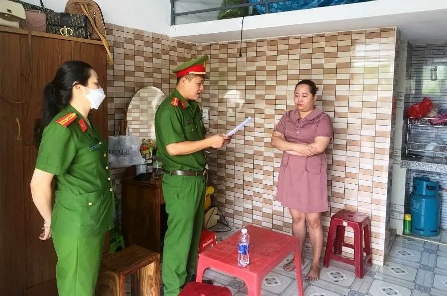 Công an thực hiện lệnh bắt tạm giam nghi phạm Trần Thị Thu Hạnh. Ảnh: H.H Công an thực hiện lệnh bắt tạm giam nghi phạm Trần Thị Thu Hạnh. Ảnh: H.H