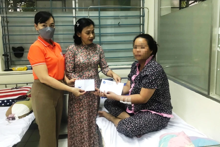 Hội Liên hiệp Phụ nữ quận Liên Chiểu đến động viên, chia sẻ nỗi đau của chị P. Ảnh: H.H