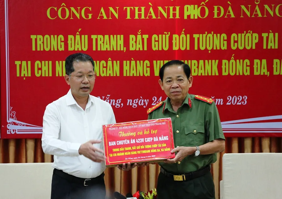 Ông Nguyễn Văn Quảng, Bí thư Thành ủy Đà Nẵng (trái) trao thưởng nóng cho lực lượng công an. Ảnh: HẢI HIẾU