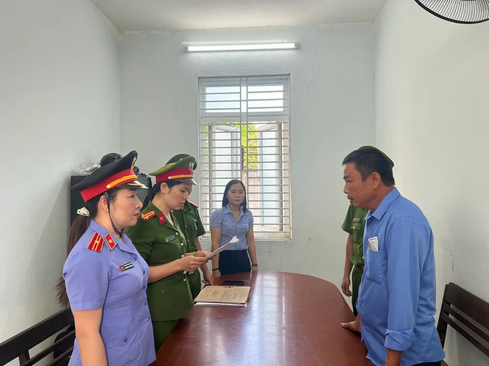 Lực lượng chức năng thực hiện lệnh bắt tạm giam ông Nguyễn Tân. Ảnh: H.H