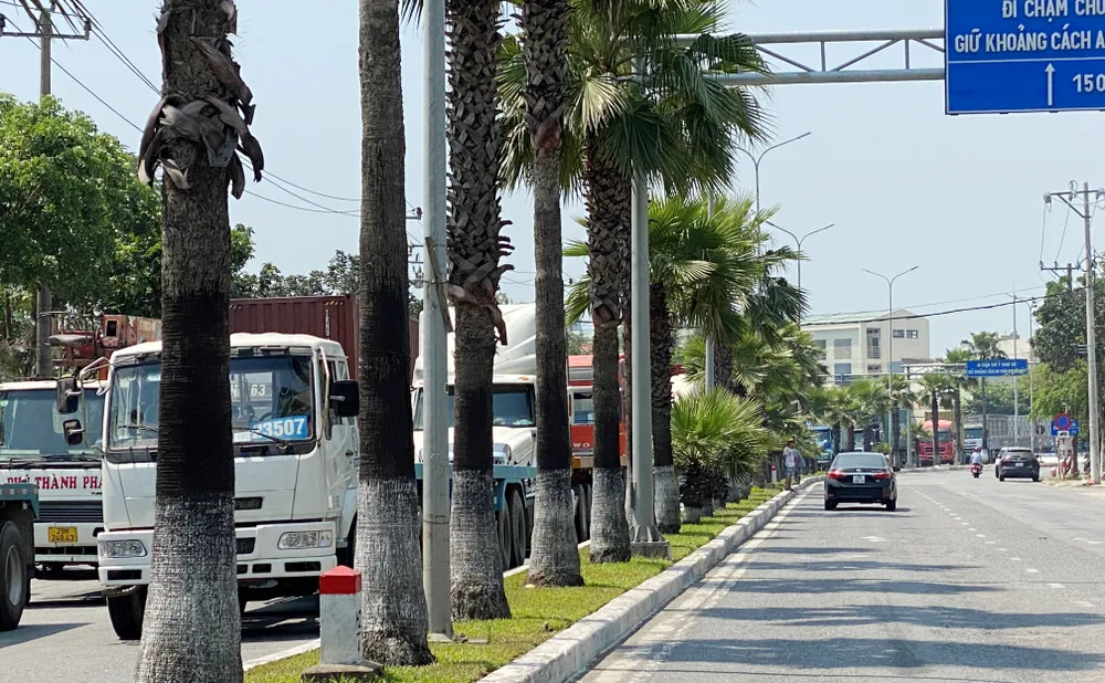 Dòng xe nối đuôi nhau chờ được vào cảng Tiên Sa. Ảnh: HẢI HIẾU Dòng xe nối đuôi nhau chờ được vào cảng Tiên Sa. Ảnh: HẢI HIẾU