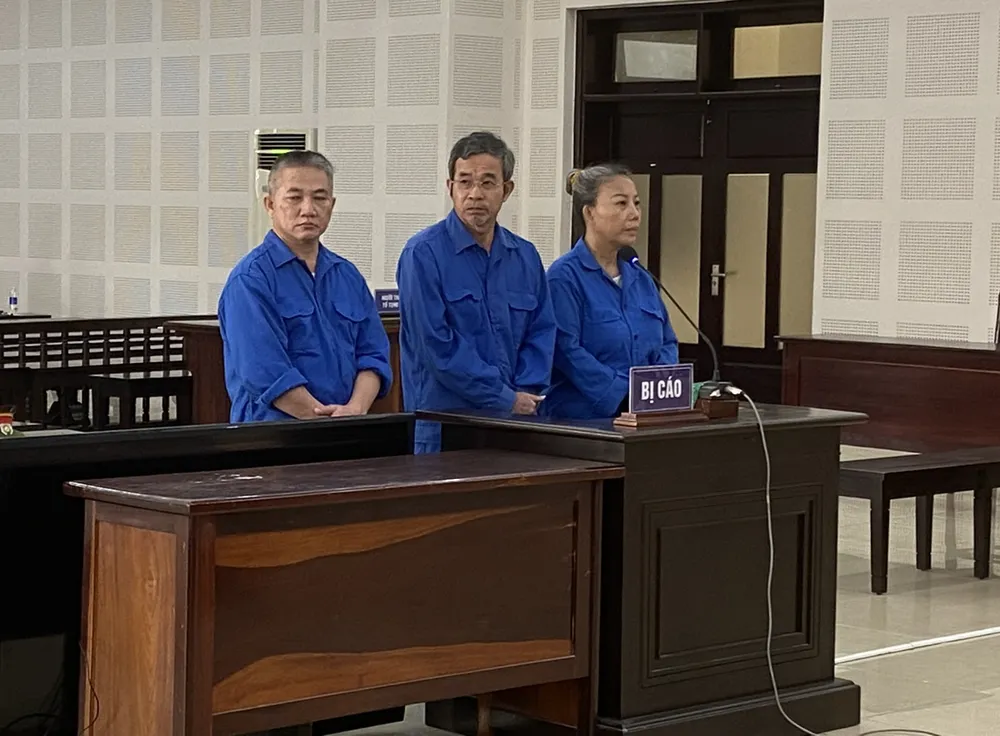 Bị cáo Đàm Quang Hưng (giữa) tại phiên toà. Ảnh: HẢI HIẾU Bị cáo Đàm Quang Hưng (giữa) tại phiên toà. Ảnh: HẢI HIẾU