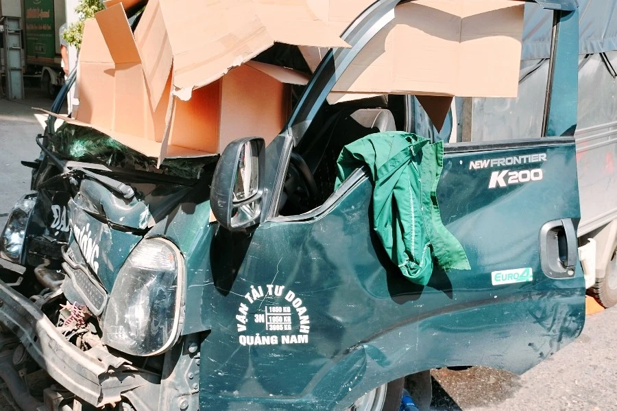 Đầu xe bị biến dạng sau tai nạn