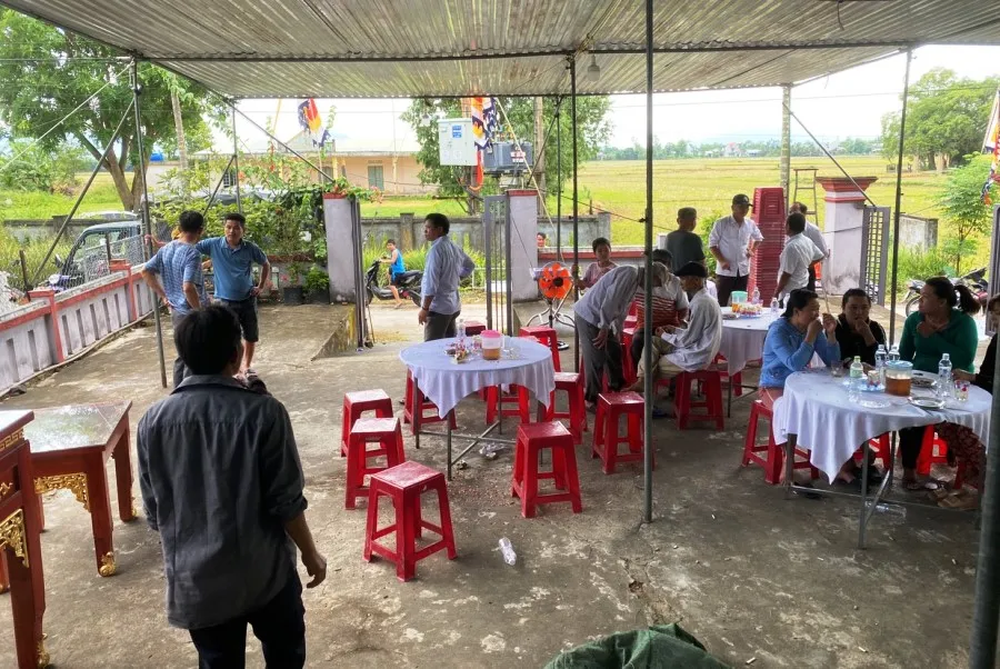 Bà con, hàng xóm đến lo đám tang của chị Xinh