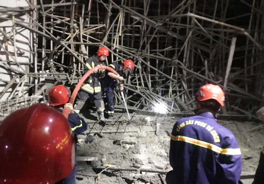 Lực lượng Cảnh sát PCCC đang đào bới tìm thi thể nạn nhân bị vùi lấp. Ảnh: H.H Lực lượng Cảnh sát PCCC đang đào bới tìm thi thể nạn nhân bị vùi lấp. Ảnh: H.H