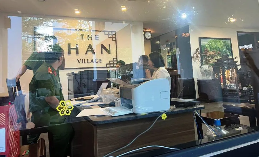 Lực lượng chức năng đến kiểm tra tại viện dưỡng lão. Ảnh: HẢI HIẾU