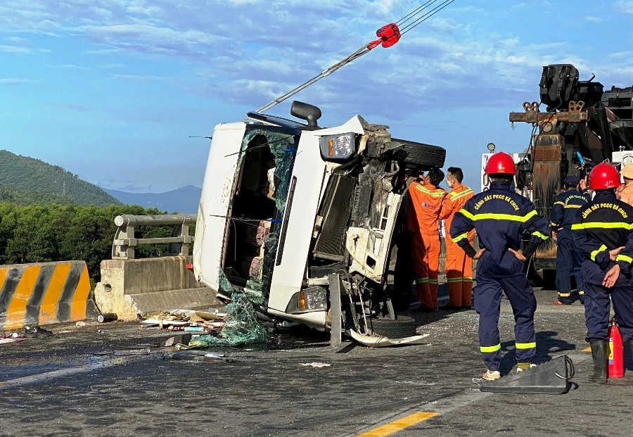 Xe khách 16 chỗ bị nạn. Ảnh: HẢI HIẾU