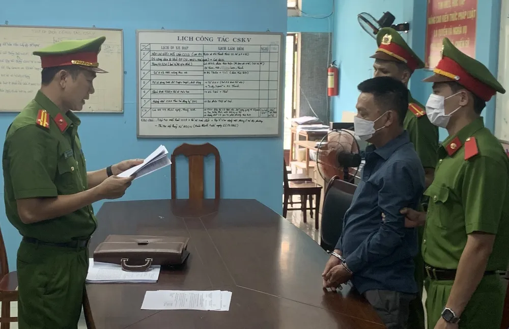 Công an thực hiện lệnh bắt tạm giam nghi phạm Đặng Kiều Phong. Ảnh: H.H