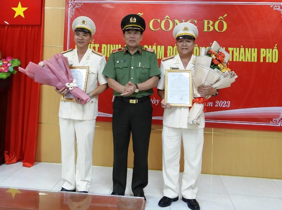 Thiếu tướng Vũ Xuân Viên (thứ 3 từ trái) trao quyết định bổ nhiệm. Ảnh: H.H