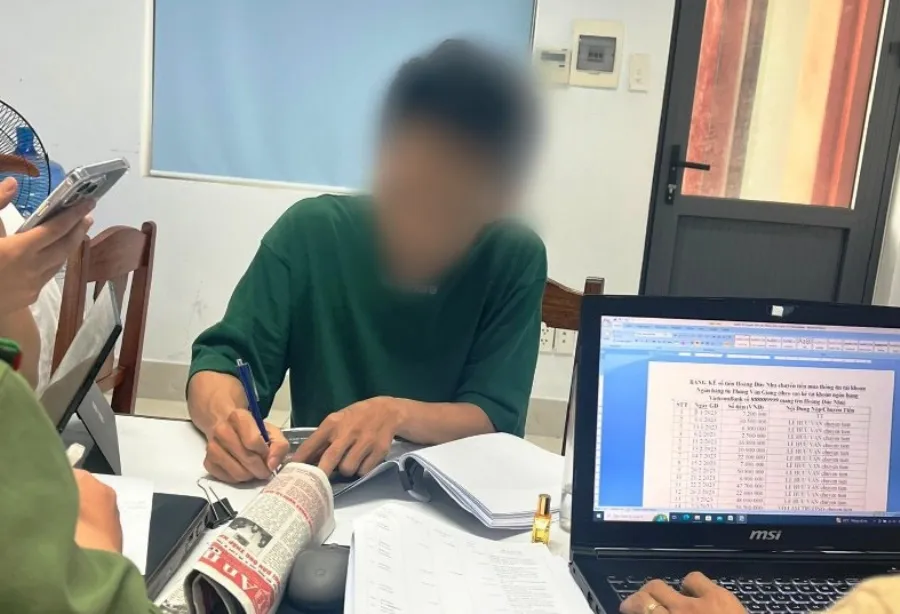 Công an lấy lời khai H.Đ.N. Ảnh: H.H