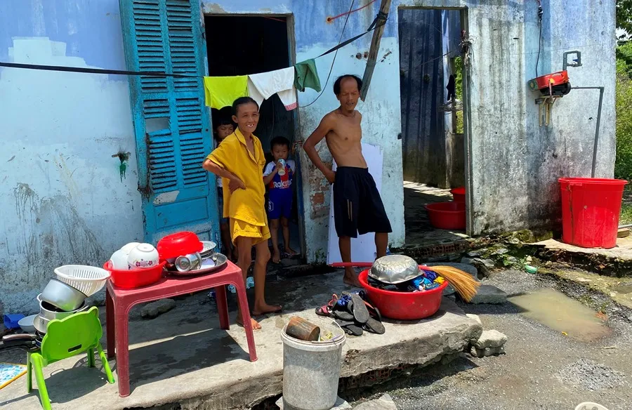 Gia đình bốn người không có giấy tờ tùy thân, sống tạm bợ trong căn nhà hoang. Ảnh: H.H Gia đình bốn người không có giấy tờ tùy thân, sống tạm bợ trong căn nhà hoang. Ảnh: H.H