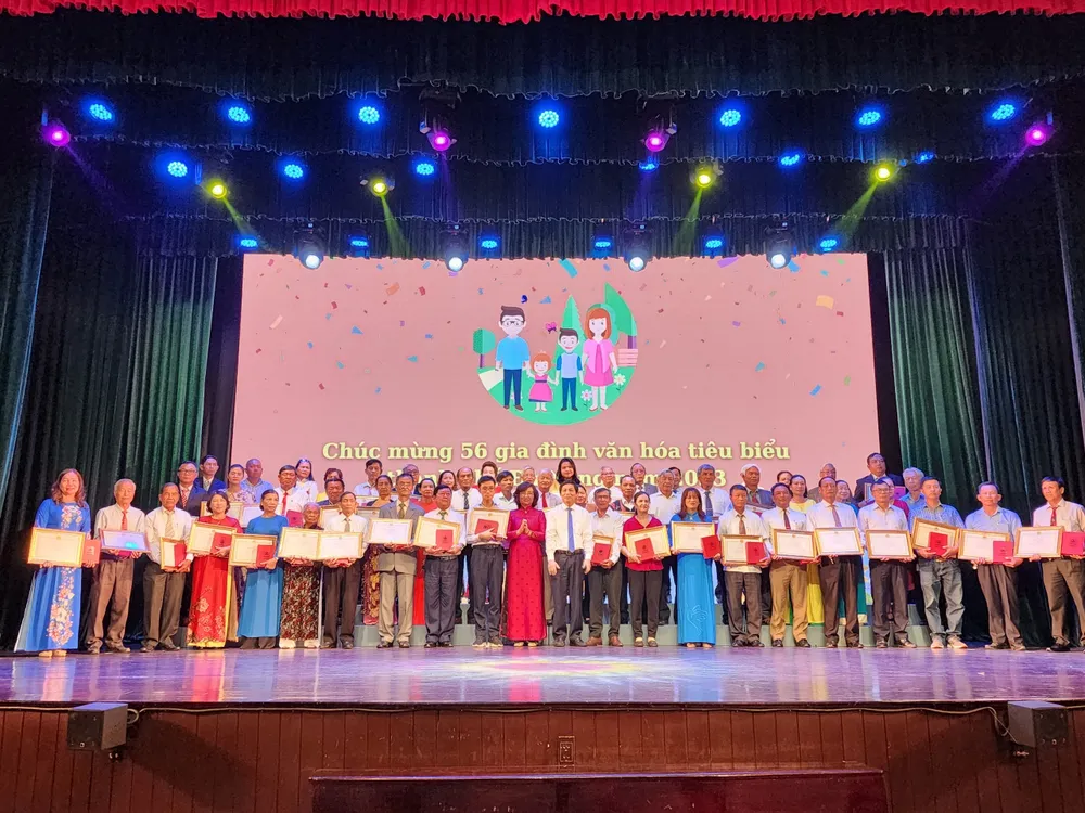 Các gia đình tiêu biểu được trao chứng nhận. Ảnh: HẢI HIẾU Các gia đình tiêu biểu được trao chứng nhận. Ảnh: HẢI HIẾU