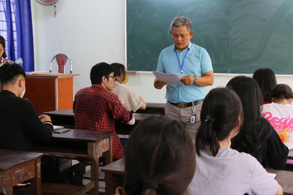 Giáo viên hướng dẫn cho các thí sinh làm thủ tục. Ảnh: HẢI HIẾU Giáo viên hướng dẫn cho các thí sinh làm thủ tục. Ảnh: HẢI HIẾU