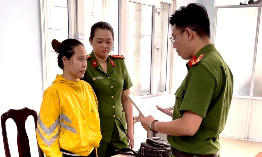 Công an thực hiện lệnh bắt tạm giam Đinh Thị Hoa Hồng. Ảnh: H.H