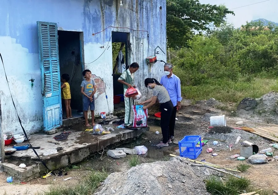 Đại diện nhóm thiện nghiện trao quà là nhu yếu phẩm cho gia đình. Ảnh: HẢI HIẾU Đại diện nhóm thiện nghiện trao quà là nhu yếu phẩm cho gia đình. Ảnh: HẢI HIẾU