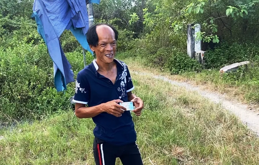 Anh Châu nở nụ cười sau khi nhận CCCD. Ảnh: HẢI HIẾU Anh Châu nở nụ cười sau khi nhận CCCD. Ảnh: HẢI HIẾU