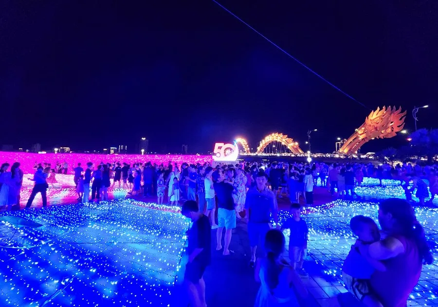 Chương trình trình diễn ánh sáng tại Công viên bờ tây Cầu Rồng hưởng ứng dịp kỷ niệm 50 năm thiết lập quan hệ ngoại giao Việt Nam – Nhật Bản. Ảnh: MINH TRƯỜNG Chương trình trình diễn ánh sáng tại Công viên bờ tây Cầu Rồng hưởng ứng dịp kỷ niệm 50 năm thiết lập quan hệ ngoại giao Việt Nam – Nhật Bản. Ảnh: MINH TRƯỜNG