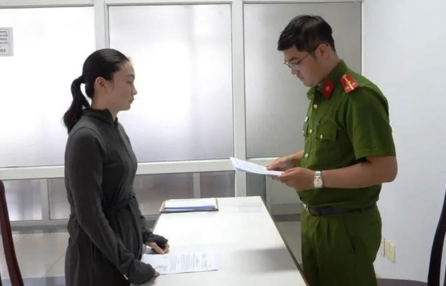 Công an tống đạt quyết định khởi tố Võ Thị Quế Chi. Ảnh: H.H Công an tống đạt quyết định khởi tố Võ Thị Quế Chi. Ảnh: H.H