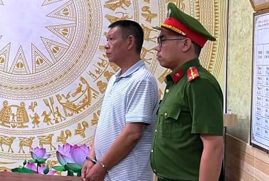 Công an thực hiện lệnh bắt tạm giam nghi phạm Hùng. Ảnh: H.H