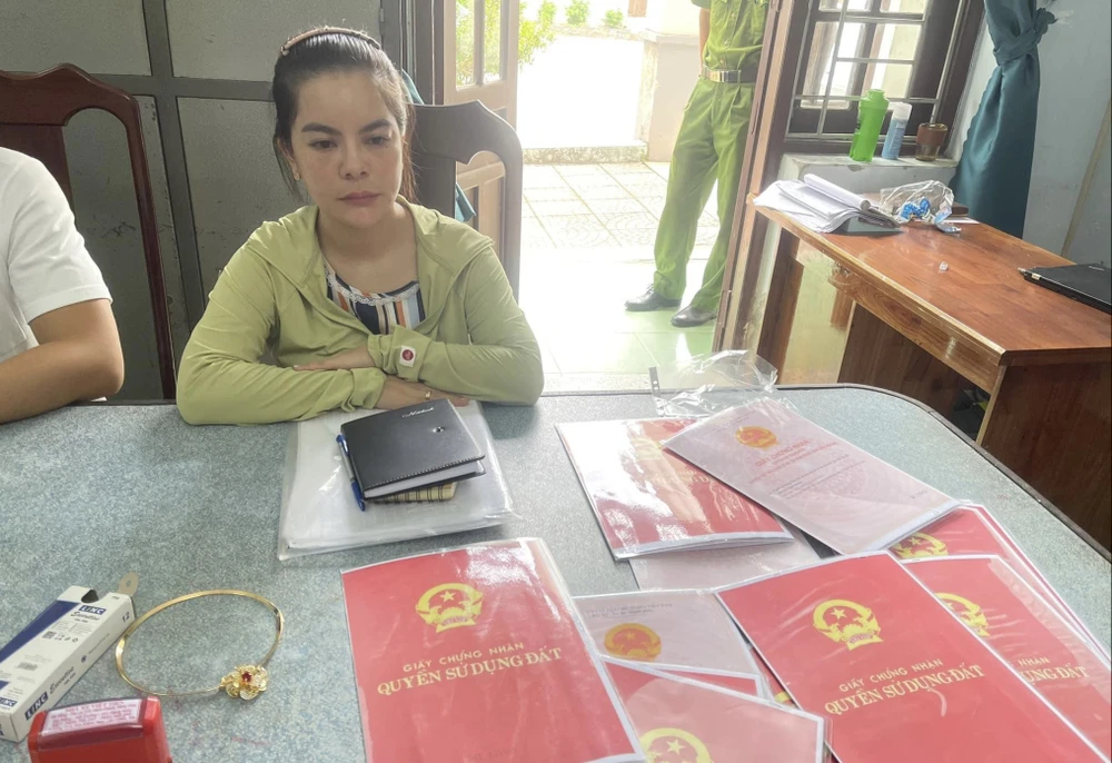 Nghi phạm Đỗ Thị Yến Ly và một số tang vật. Ảnh: H.H