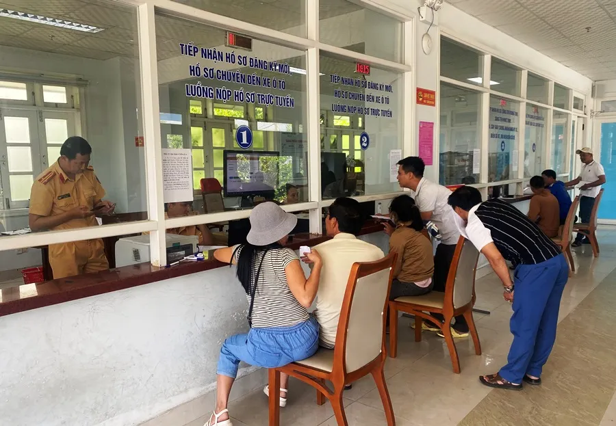 Đội Trưởng Đội đăng ký xe và người dân ai cũng sốt ruột vì lỗi hệ thống. Ảnh: HẢI HIẾU Đội Trưởng Đội đăng ký xe và người dân ai cũng sốt ruột vì lỗi hệ thống. Ảnh: HẢI HIẾU