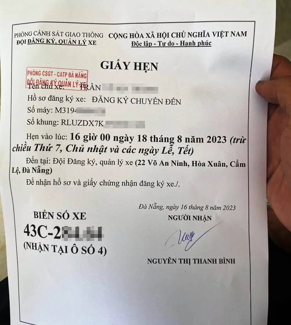 Hệ thống không cho in giấy hẹn, cán bộ phải linh động làm một giấy hẹn để cấp cho người dân. Ảnh: HẢI HIẾU Hệ thống không cho in giấy hẹn, cán bộ phải linh động làm một giấy hẹn để cấp cho người dân. Ảnh: HẢI HIẾU