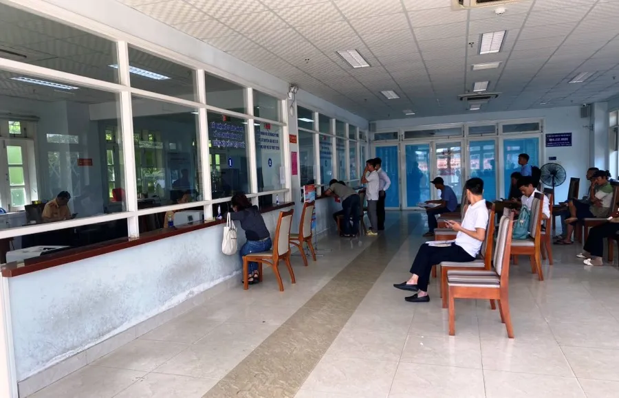 Nhiều người dân đã bỏ về vì chờ quá lâu, trong khi đó nhiều người vẫn kiên nhẫn chờ vì dù gì cũng mất một buổi nghỉ làm để đi bấm biển số. Ảnh: HẢI HIẾU Nhiều người dân đã bỏ về vì chờ quá lâu, trong khi đó nhiều người vẫn kiên nhẫn chờ vì dù gì cũng mất một buổi nghỉ làm để đi bấm biển số. Ảnh: HẢI HIẾU