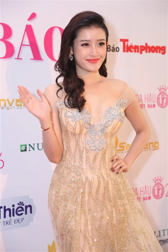 Tám hoa hậu, á hậu Việt Nam cùng đọ sắc ảnh 7