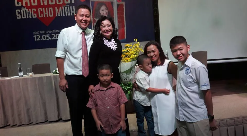 Văn nghệ sĩ nổi tiếng tham dự ra mắt hồi ký của Kỳ nữ Kim Cương ảnh 8 Văn nghệ sĩ nổi tiếng tham dự ra mắt hồi ký của Kỳ nữ Kim Cương ảnh 8