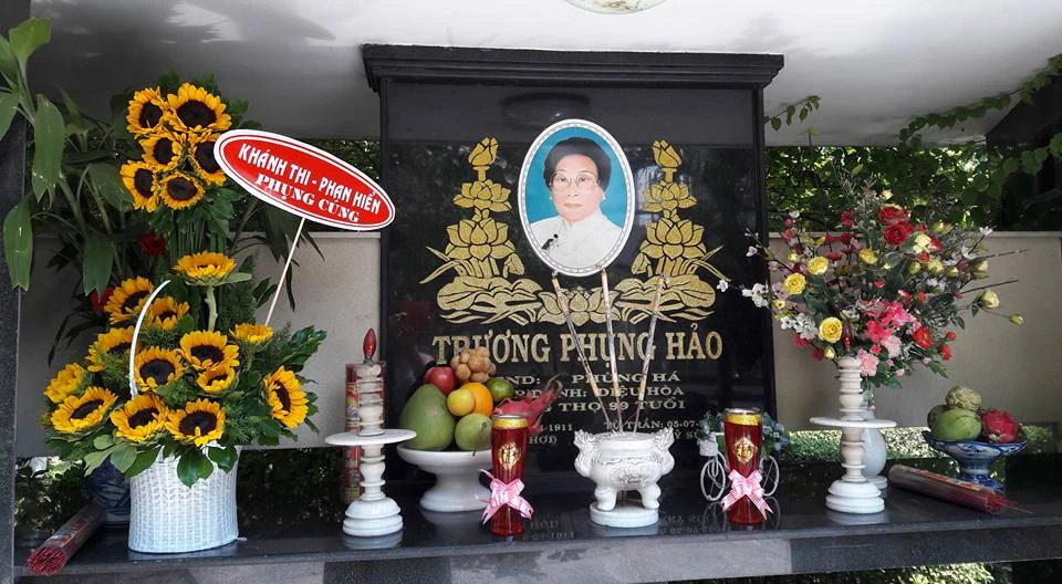 Đông đảo giới nghệ sĩ quy tụ về lễ tưởng niệm NSND Phùng Há