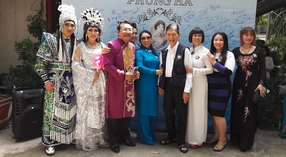 Đông đảo giới nghệ sĩ quy tụ về lễ tưởng niệm NSND Phùng Há