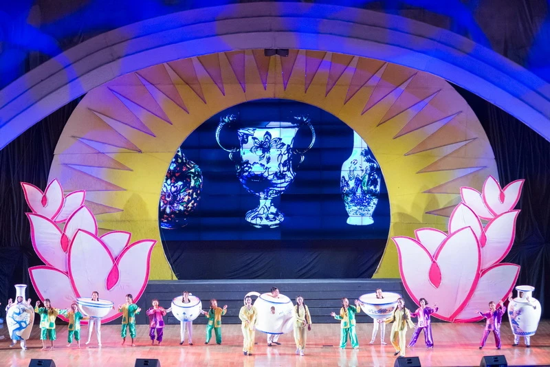 Tiết mục khyai mạc của đội Nhà thiếu nhi tỉnh chủ nhà - Bình Dương với hình ảnh gốm sứ đặc trưng.