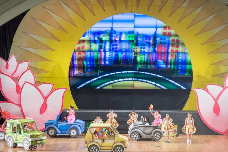 Nhiều đội đầu tư đạo cụ sân khấu bắt mắt, công phu.