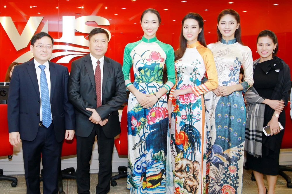 Mỹ Linh, Thanh Tú diện áo dài của hoa hậu Ngọc Hân ảnh 9