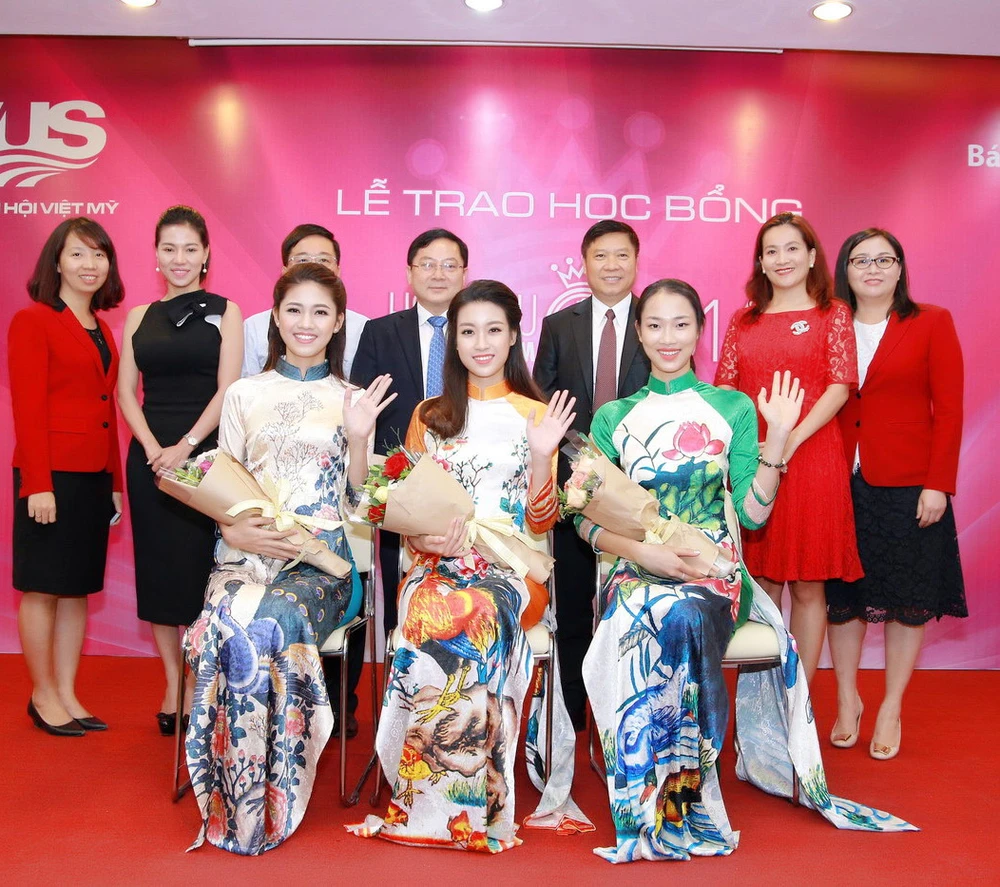 Mỹ Linh, Thanh Tú diện áo dài của hoa hậu Ngọc Hân ảnh 10