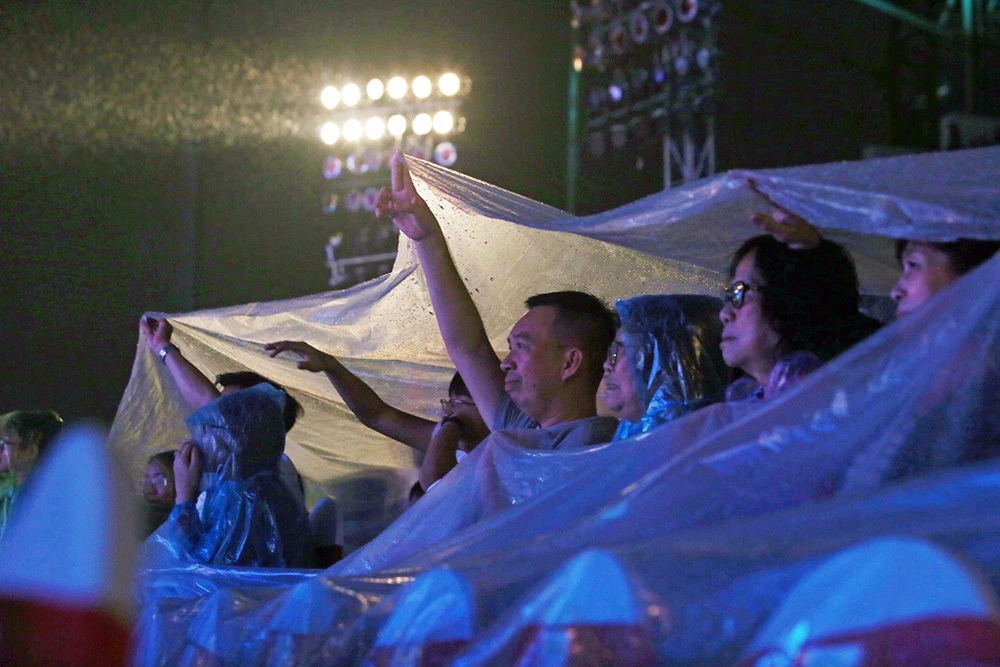 Liveshow Việt Hương: Sự trân trọng khán giả tuyệt vời ảnh 1