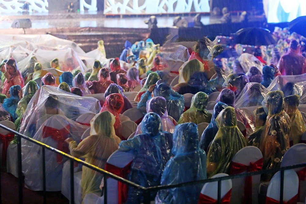 Liveshow Việt Hương: Sự trân trọng khán giả tuyệt vời ảnh 5