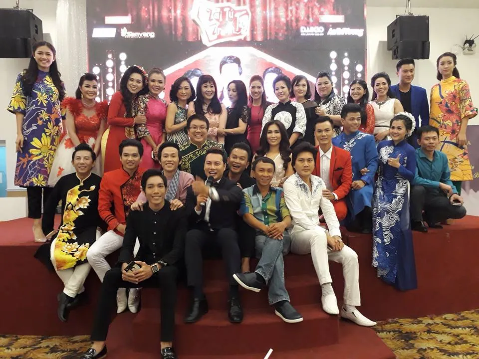 Vừa xuất viện, Hoài Linh cùng hoa hậu ủng hộ cải lương ảnh 3 Vừa xuất viện, Hoài Linh cùng hoa hậu ủng hộ cải lương ảnh 3