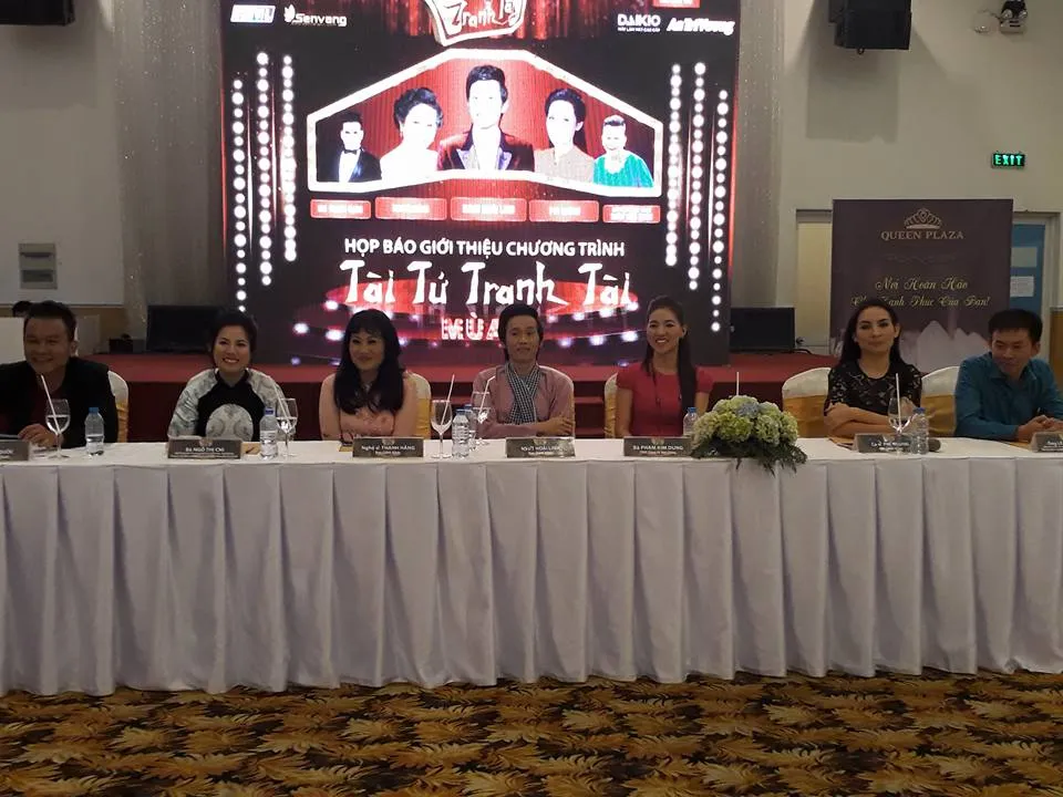 Vừa xuất viện, Hoài Linh cùng hoa hậu ủng hộ cải lương ảnh 5 Vừa xuất viện, Hoài Linh cùng hoa hậu ủng hộ cải lương ảnh 5