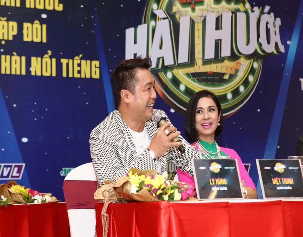 Bộ đôi giám khảo tài tử điện ảnh Lý Hùng - Việt Trinh.