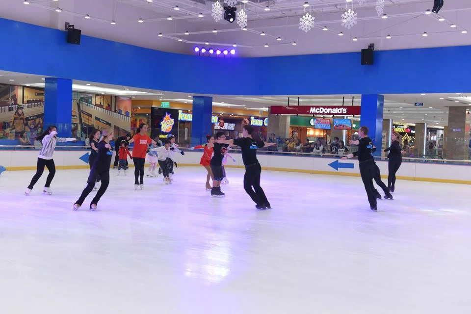 Nghệ sĩ show Disney dạy trượt băng cho trẻ em TP.HCM ảnh 4 Nghệ sĩ show Disney dạy trượt băng cho trẻ em TP.HCM ảnh 4