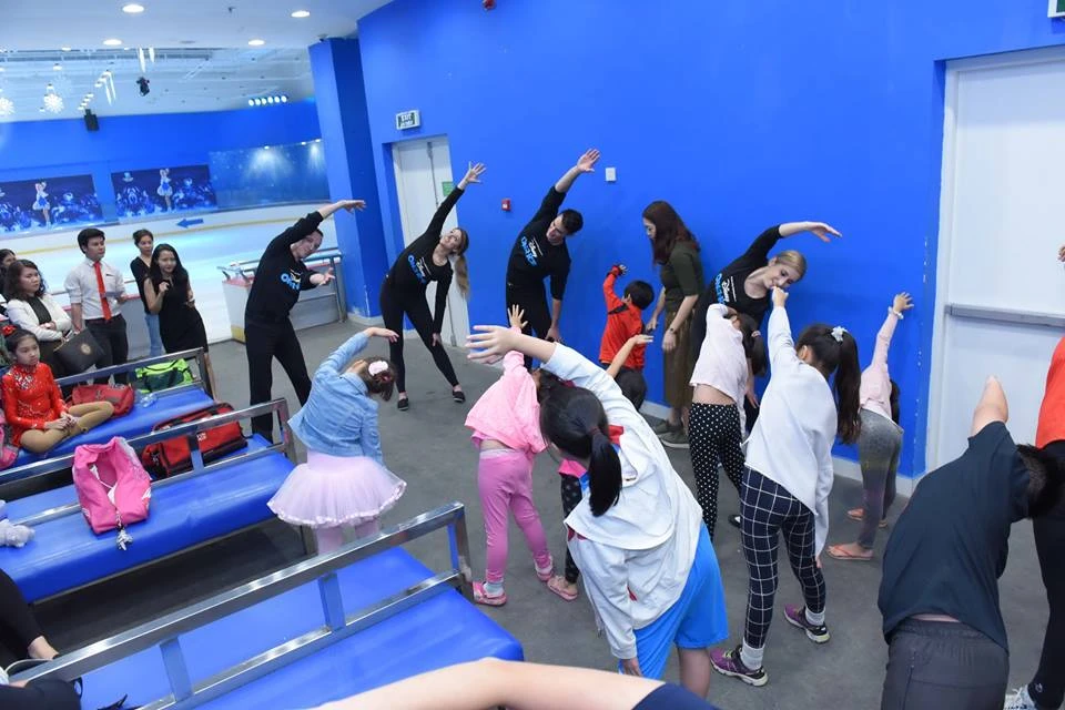 Nghệ sĩ show Disney dạy trượt băng cho trẻ em TP.HCM ảnh 5 Nghệ sĩ show Disney dạy trượt băng cho trẻ em TP.HCM ảnh 5