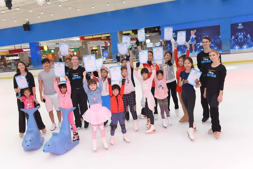 Nghệ sĩ show Disney dạy trượt băng cho trẻ em TP.HCM ảnh 6 Nghệ sĩ show Disney dạy trượt băng cho trẻ em TP.HCM ảnh 6