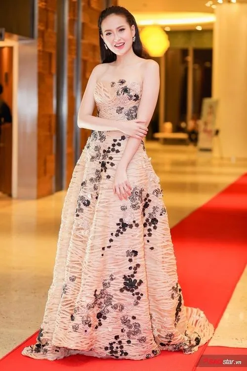 Khánh Ngân rạng rỡ trong tiệc cảm ơn.