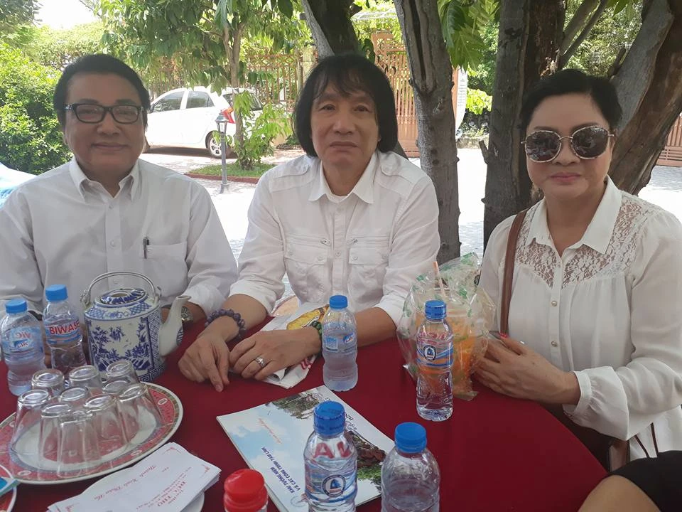 Cùng vợ và nghệ sĩ Phú Quý tại đám tang nghệ sĩ Thanh Sang.